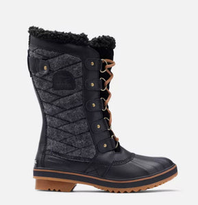 The Quilted Tall Lace Snowboot in Black Gum