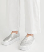 Load image into Gallery viewer, Tulipu 0010 - The On-The-Go-Platform-Slip-On in Silver
