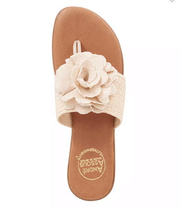 The Raffia Elastic Thong Sandal w Flower in Natural