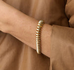 Load image into Gallery viewer, The Scallop Link Bracelet in Gold
